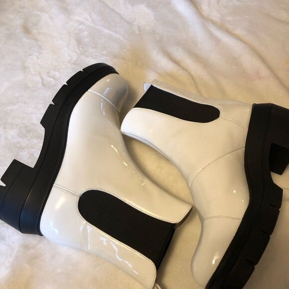 New Stuart Weitzman Norah Chelsea leather ankle Boot (Women), size 9c - Picture 10 of 14